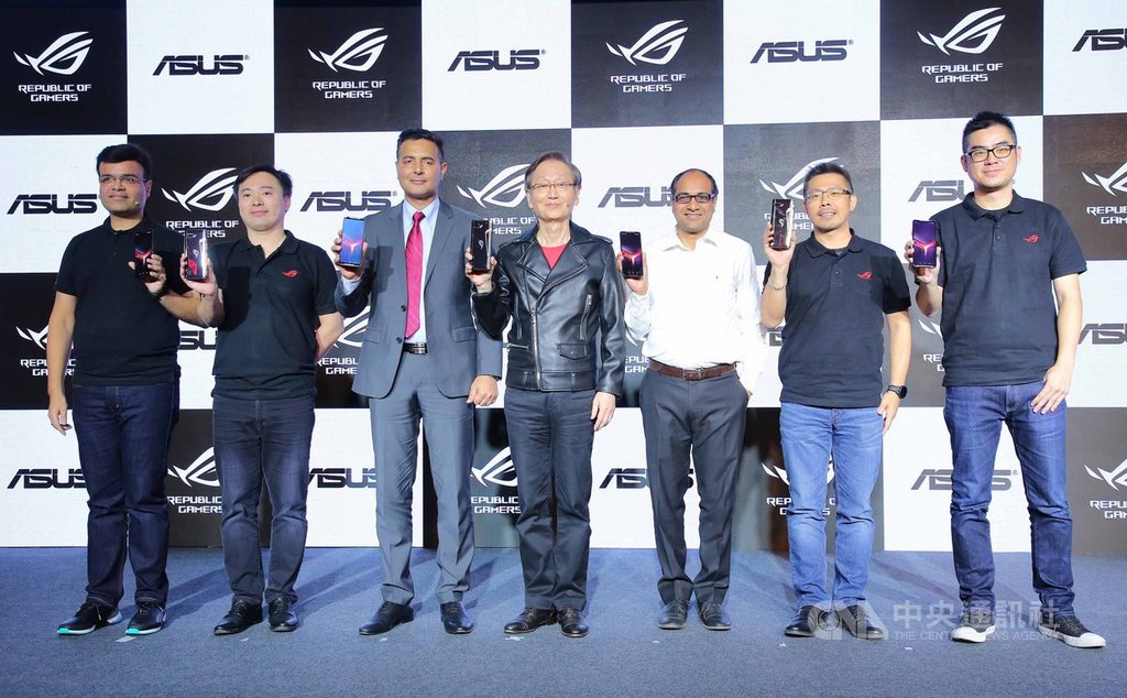 電腦品牌廠華碩23日由董事長施崇棠(左4)率領團隊,於新德里發表新一代電競手機ROG Phone II,各界貴賓到場支持。(華碩提供)中央社記者吳家豪傳真 108年9月24日