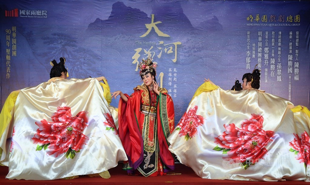 明華園創團90週年壓軸代表作「大河彈劍」11月將在台北國家戲劇院演出,明華園24日舉行宣告記者會,搶先揭露精彩片段。中央社記者王飛華攝 108年9月24日