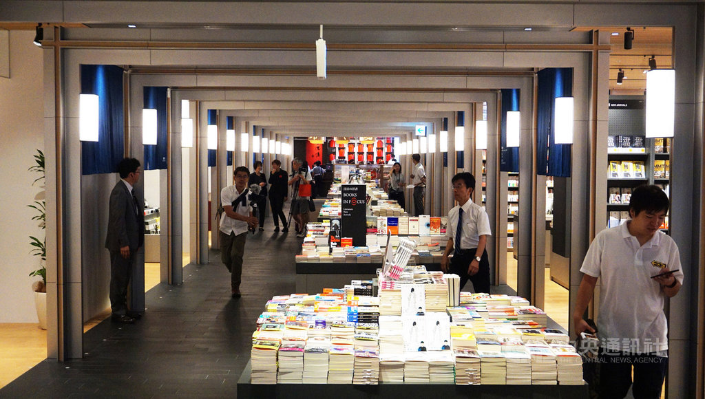 誠品生活日本橋店內空間設計請來台灣知名建築師姚仁喜以「古今交錯、新舊融合」為概念,融合江戶時代特色與當代日本工藝精神,帶來具誠品觀點的文化詮釋。中央社記者楊明珠東京攝 108年9月24日