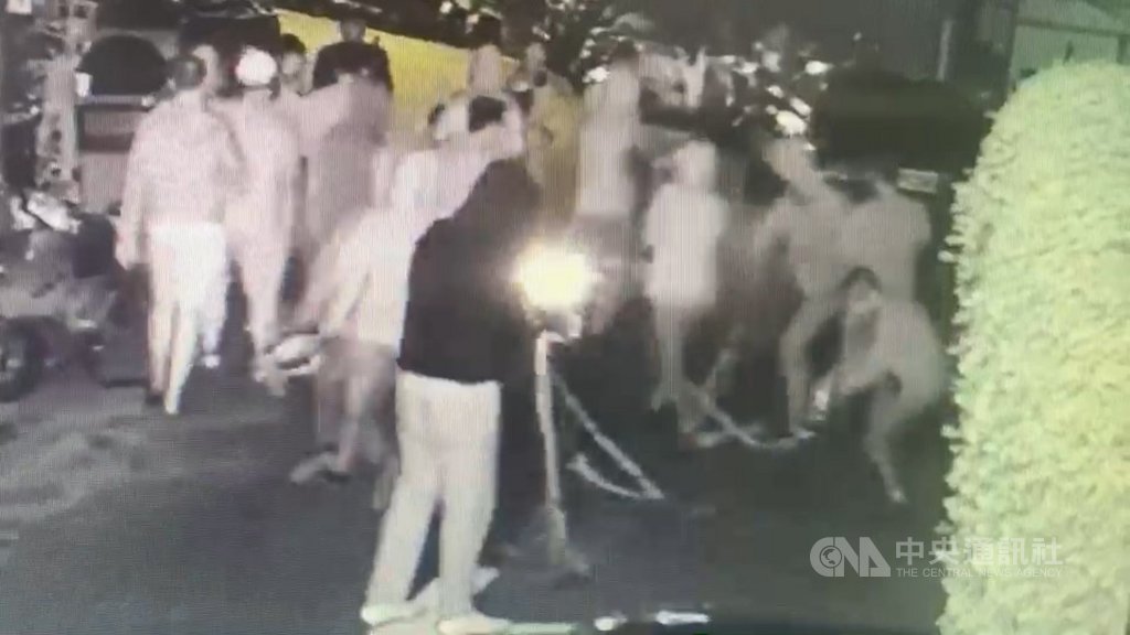 新北市中和區光華街24日凌晨突傳鞭炮巨響,許多居民被嚇醒,竟是一群年輕人疑似到場討債卻找不到債主住處,才隨意施放鞭炮,警方現正持續追查。(翻攝畫面)中央社記者王鴻國傳真 108年9月24日