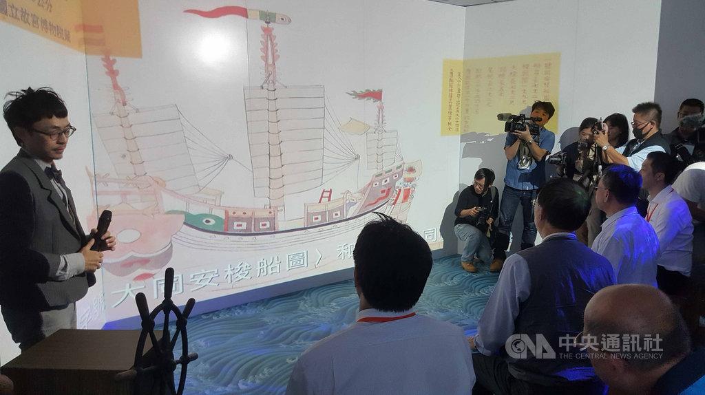 「黑水溝傳奇:澎湖水師的故事」特展24日在馬公水上警察官吏派出所展出,透過多媒體互動科技及珍貴史料的結合,讓民眾可探索登船、訓練、戰略布防、出海及作戰等過程。中央社 108年9月24日