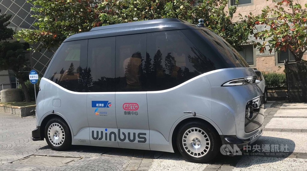 車輛研究測試中心24日在彰濱工業區鹿港區舉辦WinBus體驗會,WinBus在無人駕駛狀況下,從車輛中心一路行駛到台灣玻璃館。中央社記者吳哲豪彰化攝 108年9月24日