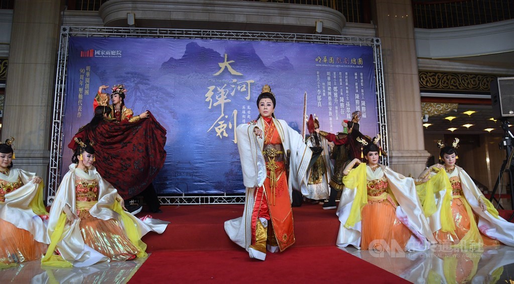 明華園創團90週年,推出壓軸代表作「大河彈劍」,將於11月在台北國家戲劇院演出,24日在台北舉行宣告記者會,演出部分戲碼。中央社記者王飛華攝 108年9月24日
