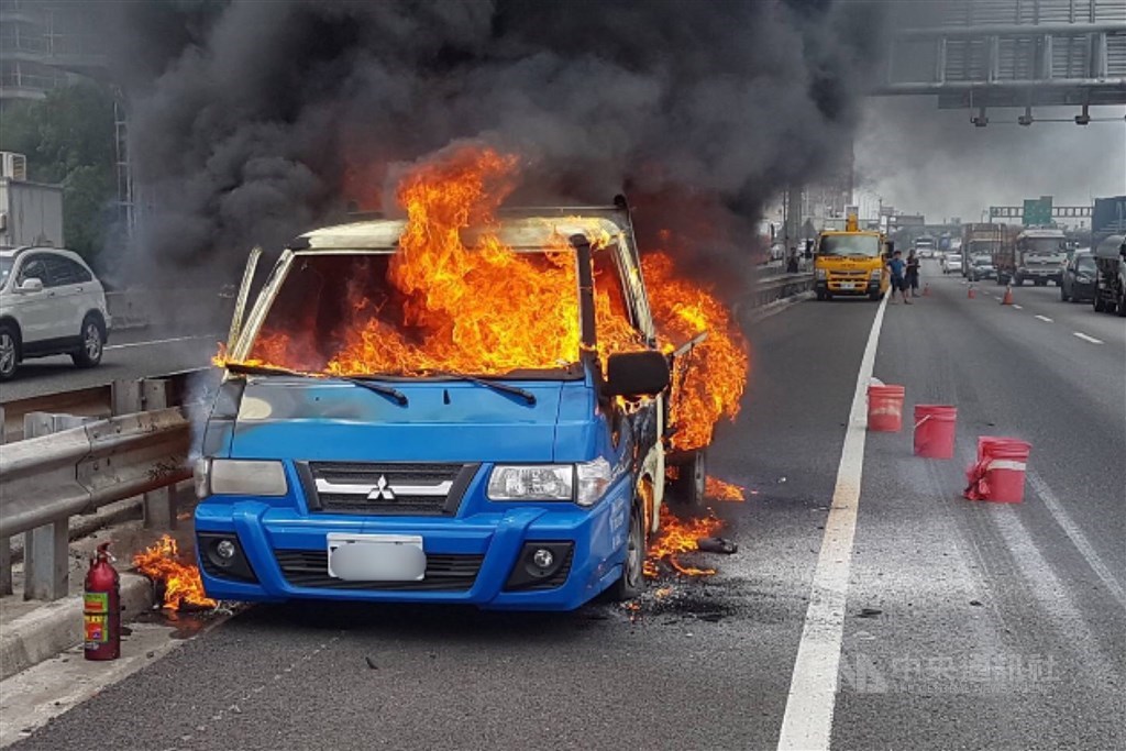 國道中山高速公路北上中壢段24日上午發生火燒車事件,消防隊員到達現場立即拉起水線搶救,不過小貨車仍全車燒毀。(桃園市政府消防局提供)中央社記者吳睿騏桃園傳真 108年9月24日