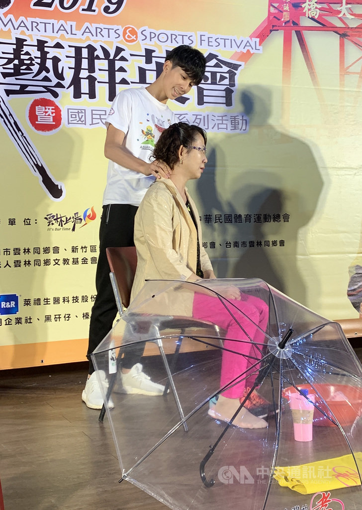 中華民國體育運動總會主辦國民體育日系列活動,10月6日將在雲林舉辦孝親洗腳活動,24日在台北舉行宣傳記者會,請來亞運拳擊銅牌女將林郁婷(後)擔任活動大使,林郁婷也藉此機會表達對母親的感激。中央社記者龍柏安攝 108年9月24日