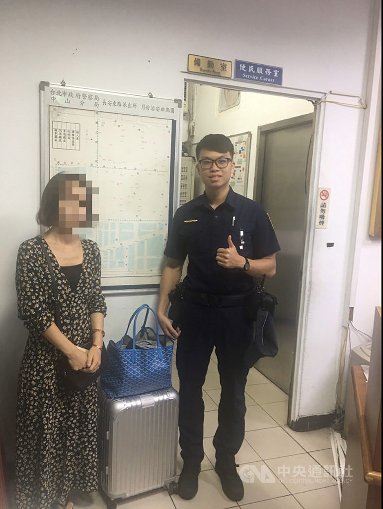 台北市警察局中山分局日前接獲計程車司機報案,指有3名韓籍旅客將行李遺忘在車上,員警受理後跨國聯繫旅行社,但失主朴姓女子(左)已搭機返韓,她獲知後感謝警方用心,也再度來台領回失物。(台北市中山分局提供)中央社記者黃麗芸傳真 108年9月24日