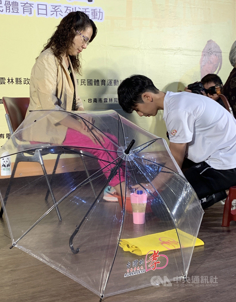 台灣拳擊女將林郁婷(前右)24日在國民體育日系列活動記者會上,化身孝親大使為媽媽洗腳,她表示,很開心可以透過這個機會,用行動來表達對媽媽的愛。中央社記者龍柏安攝 108年9月24日