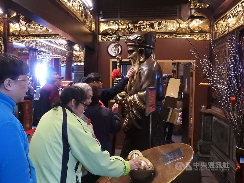 疾管署24日表示,網路流傳「中和烘爐地為屈公病疫區」,實屬疫情謠言,民眾不要相信且別亂傳。圖為中和烘爐地參拜人潮。(中央社檔案照片)