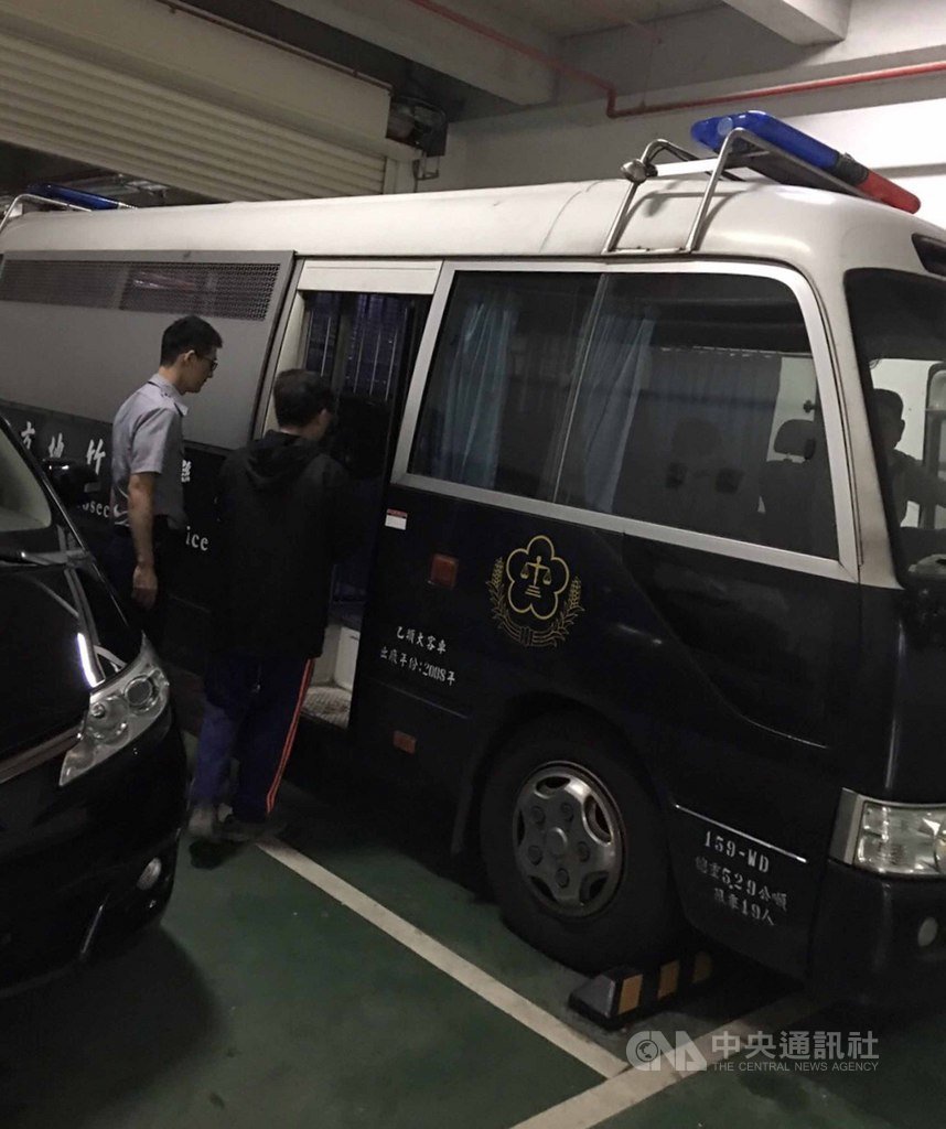 前新竹地方檢察署檢察官詹昭書涉犯貪污治罪條例案件,日前最高法院駁回上訴定讞,竹檢原訂24日上午9時半傳他到案,詹昭書自願23日晚間提早報到接受有期徒刑執行,晚間檢方訊後依法發監執行。(新竹地檢署提供)中央社記者郭宣彣新竹縣傳真 108年9月24日