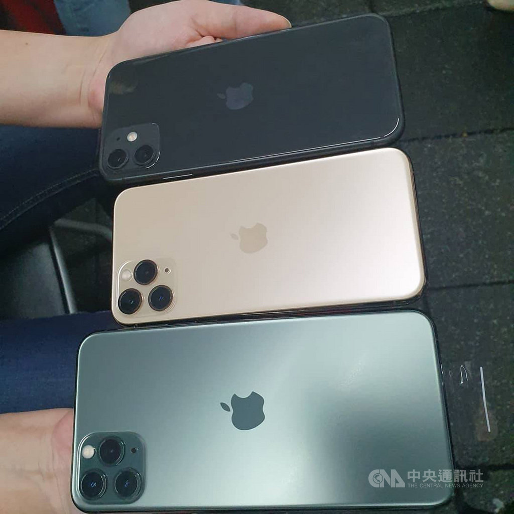 iPhone 11在台買氣暢旺,並成功拉抬電信業者平均每戶貢獻金額(ARPU),手機保險、舊機回收保障等加值服務也跟著熱銷,顯示iPhone的「含金量高」。中央社記者江明晏攝 108年9月25日