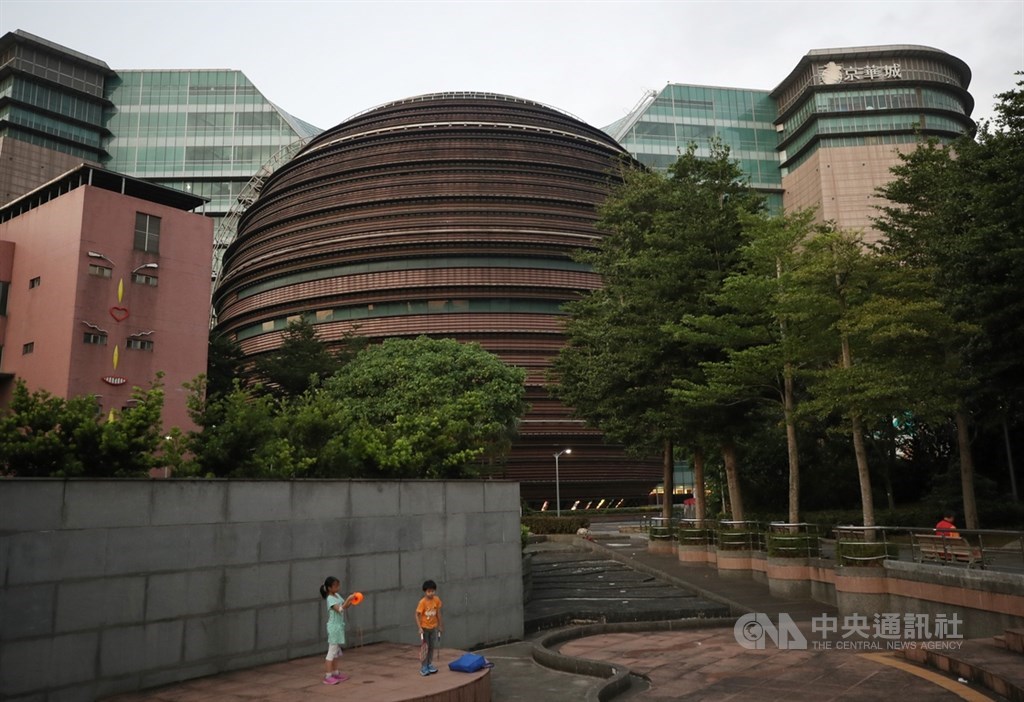 歷經4次標售,台北市京華城購物中心25日由同屬威京集團的中石化子公司鼎越開發以新台幣372億元得標。中央社記者張新偉攝 108年9月25日