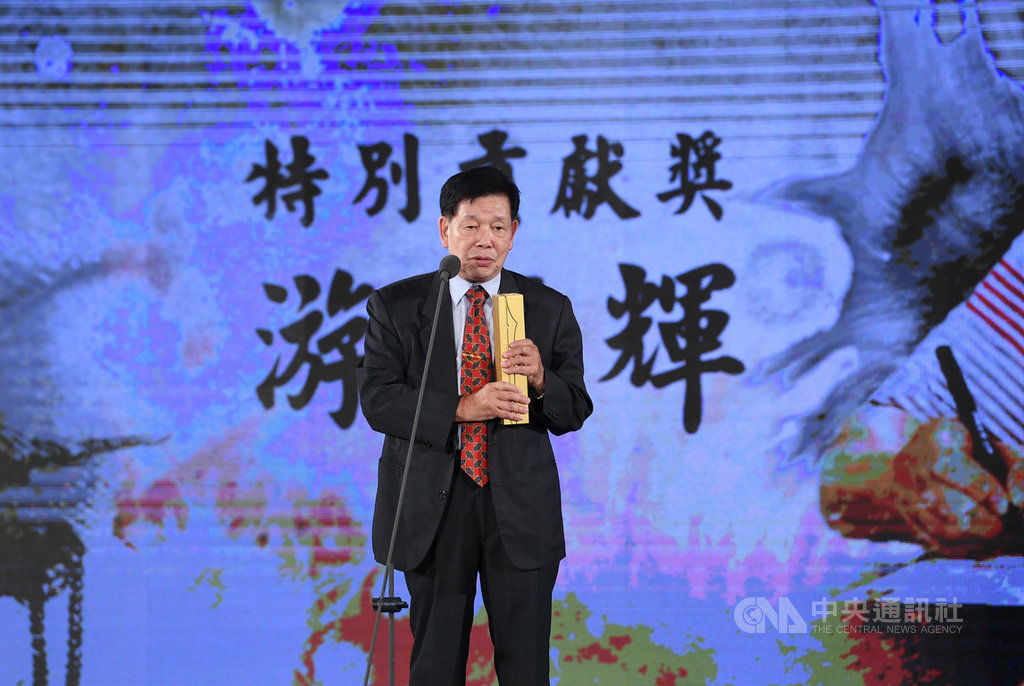 2019第10屆金漫獎頒獎典禮25日下午在台北舉行,武俠漫畫大師游龍輝獲頒特別貢獻獎,他致詞時表示,十分期待看見台灣漫畫未來發展。中央社記者王飛華攝 108年9月25日