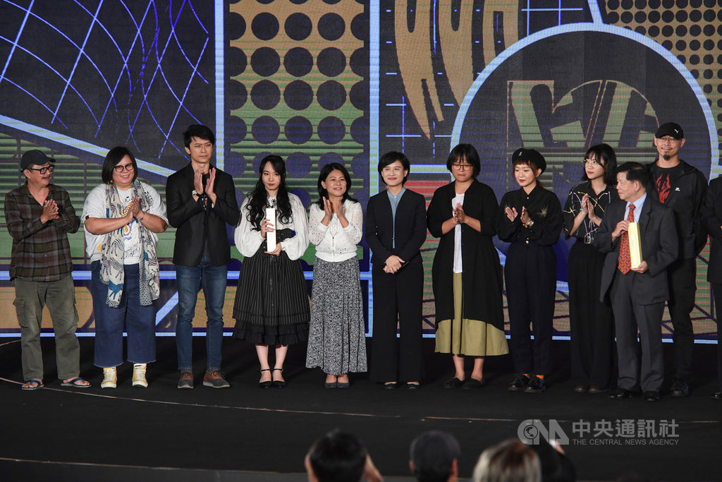 2019第10屆金漫獎25日下午在台北舉行頒獎典禮,文化部長鄭麗君(左6)出席與會,恭喜本屆所有得獎者,並和他們合影。中央社記者王飛華攝 108年9月25日