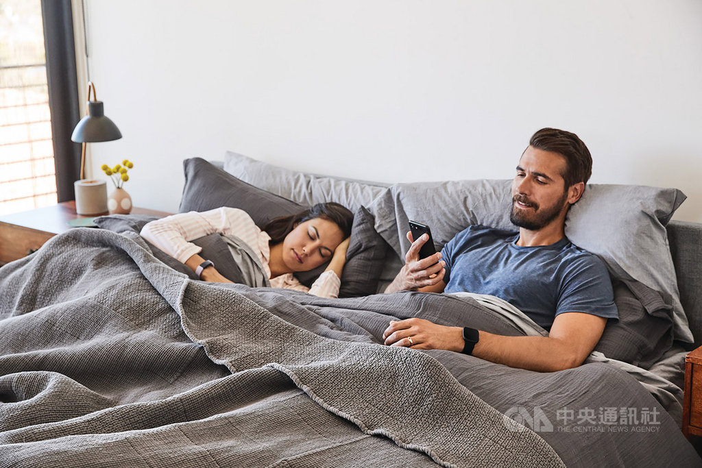 穿戴裝置品牌Fitbit與Health2Sync慧康生活科技25日宣布,Fitbit的健康、睡眠與健身數據,可與Health2Sync應用程式智抗糖App整合,有助於使用者管理糖尿病。(Fitbit提供)中央社記者江明傳真 108年9月25日