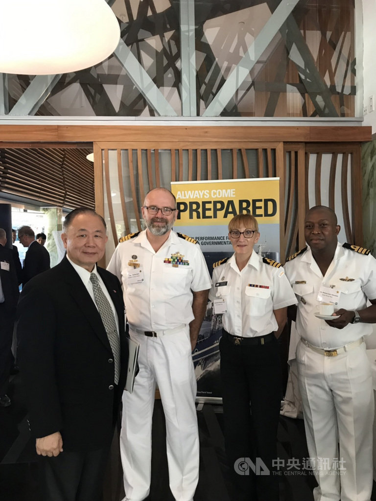 前海軍司令陳永康(左1)24日參加2019年國際近岸巡邏艦年會,與澳洲、加拿大及南非海軍官員合影。(陳永康提供)中央社記者戴雅真倫敦傳真 108年9月25日
