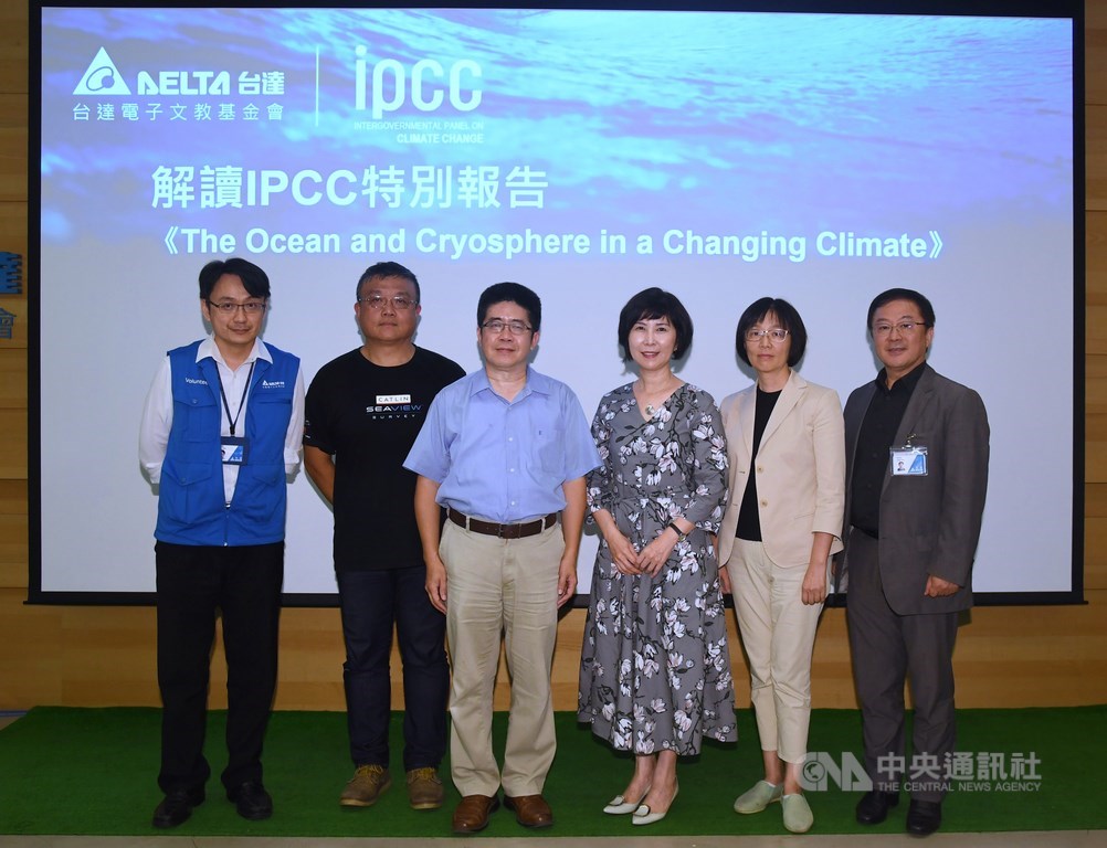 台達電子文教基金會26日舉行「台達氣候沙龍-解讀IPCC特別報告」媒體沙龍系列活動,台達電子文教基金會執行長張楊乾(左起)、中研院生物多樣性研究中心研究員陳昭倫、台大生物環境系統工程學系教授童慶斌、台達電子文教基金會副董事長郭珊珊、中央社副社長曾嬿卿、台達電永續長周志宏等人出席。中央社記者王飛華攝 108年9月26日