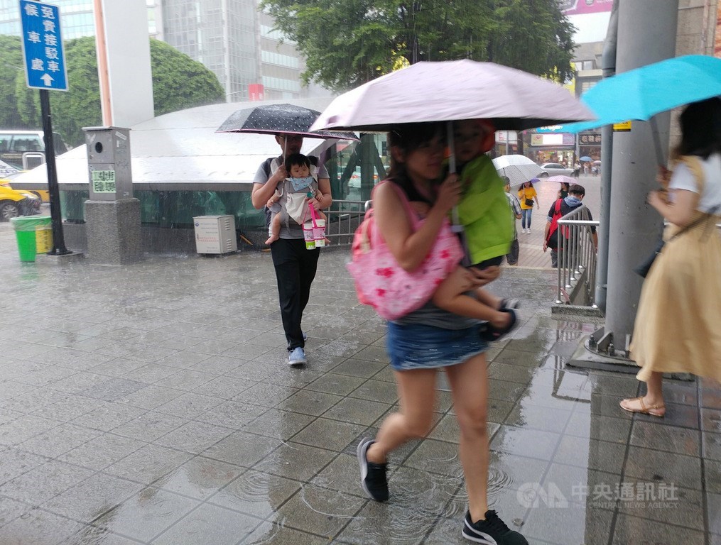 中央氣象局26日中午針對台北、新北、基隆及宜蘭發出大雨特報,提醒民眾要注意瞬間大雨。(中央社檔案照片)