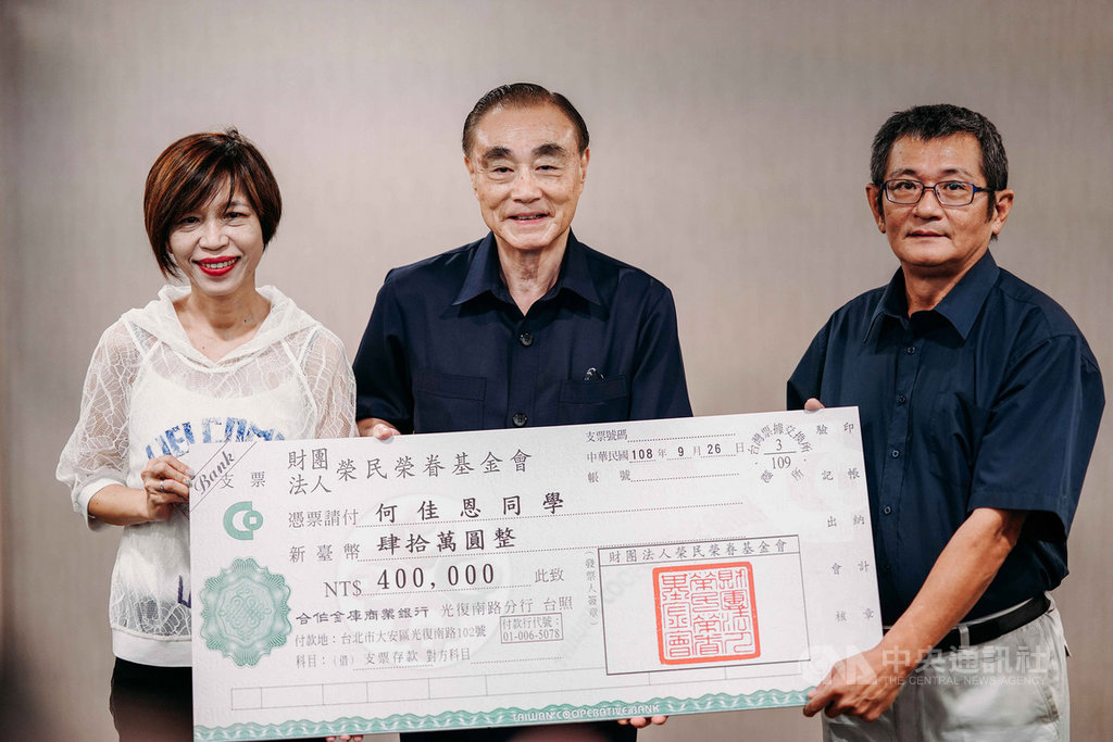 榮民榮眷基金會今年辦理「菁英圓夢計畫」,並針對成績優異或具特殊才能的榮民子女出國進修給予補助,退輔會主委馮世寬(中)26日頒發獎助金,盼減輕生活壓力。中央社記者游凱翔攝 108年9月26日