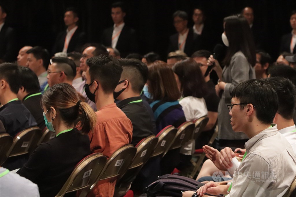 香港特首林鄭月娥26日晚間7時在首場「社區對話」上表示,對話不是公關技倆,而是尋求改變。圖為參與對話會的香港市民提問。中央社記者張謙香港攝 108年9月26日