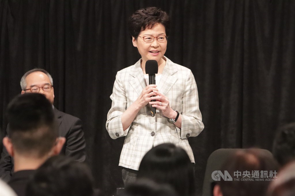 香港政府首場「社區對話」26日晚上7時在灣仔伊利沙伯體育館舉行,特首林鄭月娥表示,對話不是公關技倆,而是尋求改變。中央社記者張謙香港攝 108年9月26日