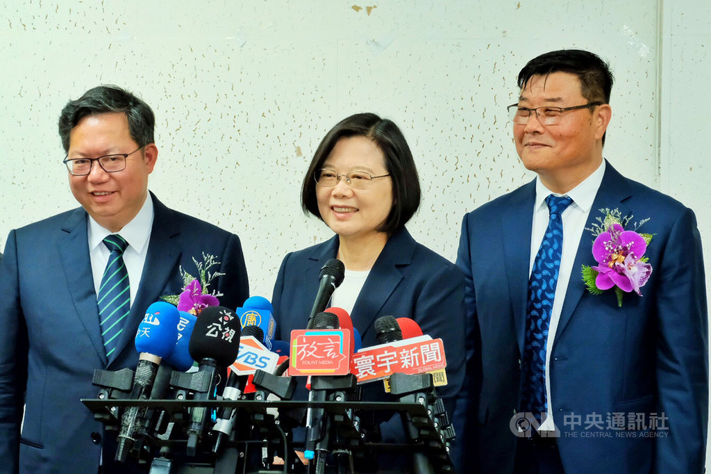 美國聯邦參議院外交委員會以口頭表決方式一致通過「台北法案」,總統蔡英文(中)26日受訪表示,中國以斷台灣外交為手段對台施壓,這是長久以來的做法,已指示外交部全力鞏固邦交國。圖左為桃園市長鄭文燦,右為世界台灣商會聯合總會總會長游萬豐。中央社記者吳睿騏桃園攝 108年9月26日