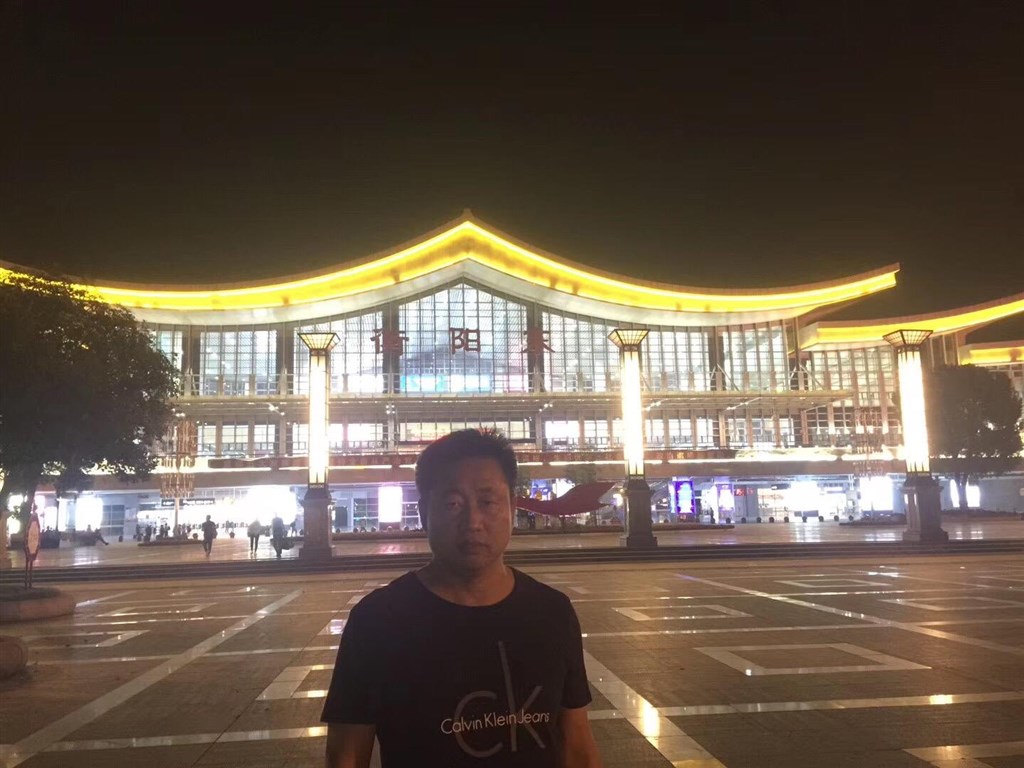 維權網報導,中國知名維權律師謝陽25日晚間被數名荷槍實彈的特種警察控制在酒店之中,截至26日中午仍失聯。(圖取自twitter.com/709chenguiqiu)