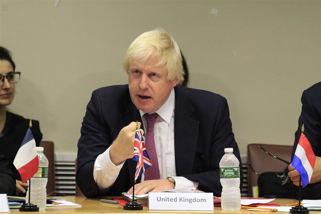 英國首相強生26日告訴保守黨國會下議院黨團「1922委員會」有信心可和歐盟商議出新的脫歐協議,若不成仍將於10月31日脫歐。(圖取自facebook.com/borisjohnson)