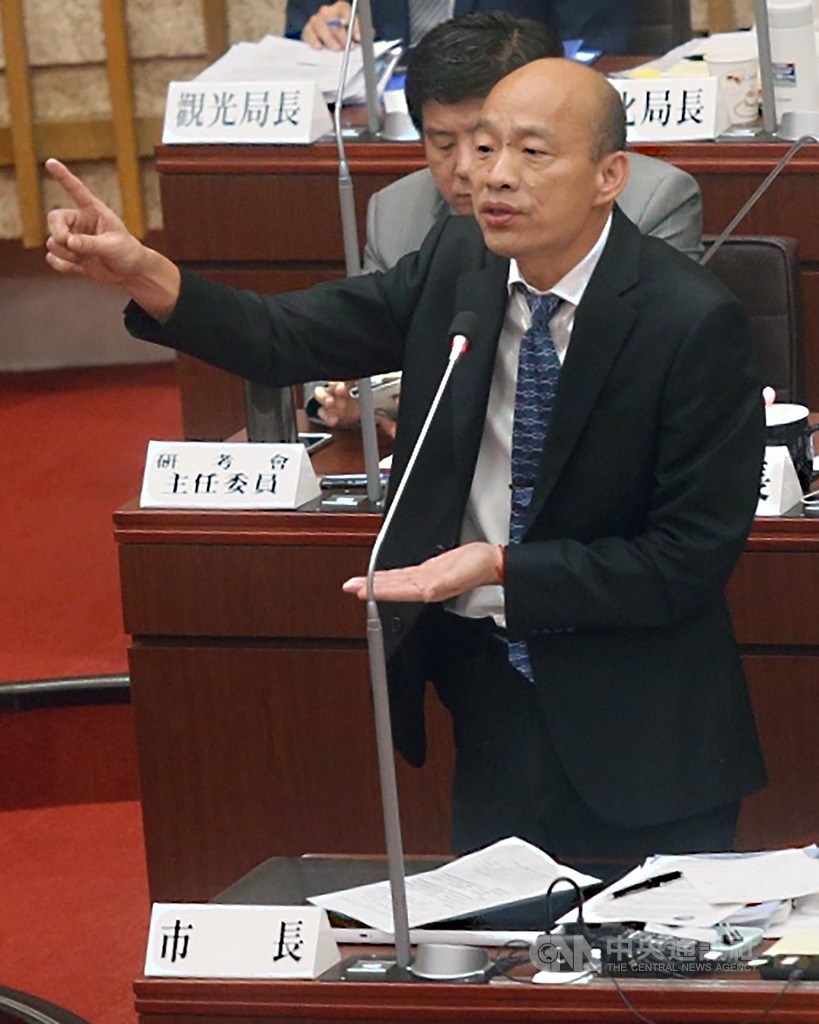 國民黨籍高雄市議員26日在市議會市長施政報告及質詢時批評大港開唱並播放部分影片,其中片段是無黨籍台北市議員邱威傑(呱吉)在台上爆粗口;高雄市長韓國瑜(前)答詢時表示,看了影片才知道「有粗俗下流不堪的內容」。中央社記者董俊志攝 108年9月26日