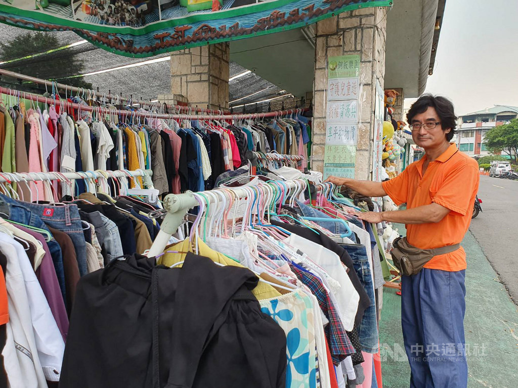 屏東市銅板樂園因發現許多街友沒內褲穿,網路發文募捐,沒想到全台寄來的二手衣估計超過25萬件、約10貨櫃,執行長李文彬呼籲外界別再捐了。中央社記者郭芷瑄攝 108年9月27日