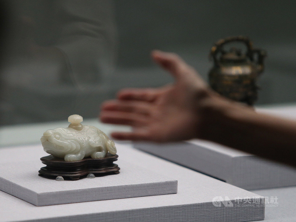 國立故宮博物院「小時代的日常:一個十七世紀的生活提案」特展28日起將展出,27日舉行開幕記者會,與會來賓在展場觀看17世紀江南小資文青的日常生活小物。中央社記者徐肇昌攝 108年9月27日