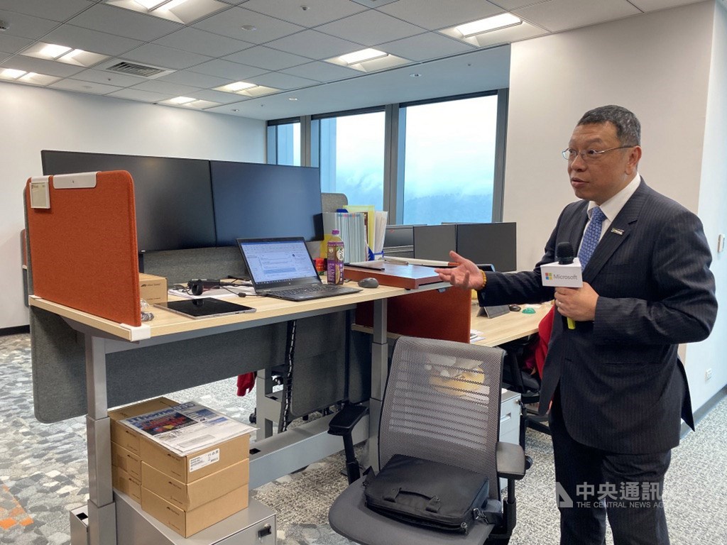 微軟AI(人工智慧)研發中心辦公室27日擴建落成,採用可升降式辦公桌,有助於避免因久坐引起的健康問題。中央社記者吳家豪攝 108年9月27日