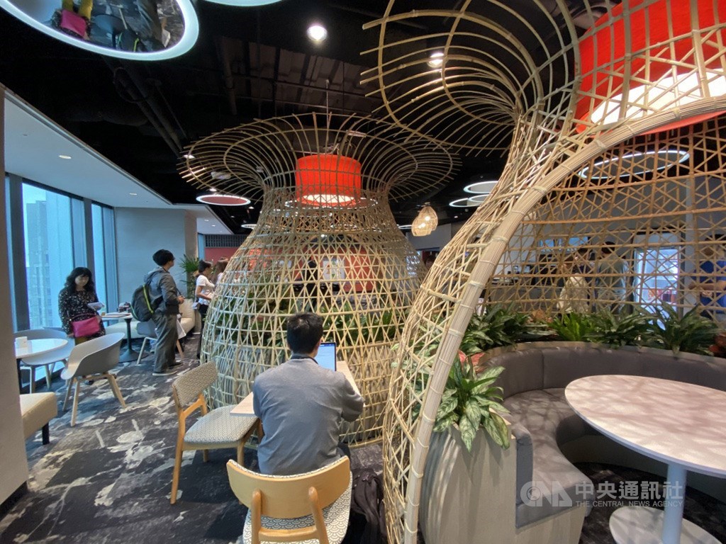 微軟AI(人工智慧)研發中心辦公室27日擴建落成,空間大量採用竹編等在地化設計,展現濃濃台灣味。中央社記者吳家豪攝 108年9月27日