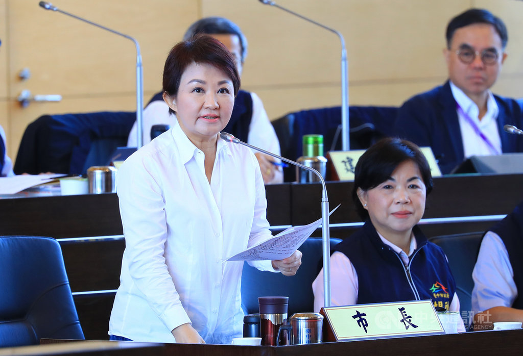 環保署將於10月1日針對中火新建燃氣機組計畫召開環評專案小組初審會議,台中市長盧秀燕(前左)27日在市議會備詢時強調,市府「絕對不能接受」,中火機組一定要汰舊換新。中央社記者郝雪卿攝 108年9月27日