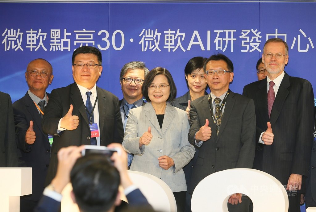 總統蔡英文(前左2)、美國在台協會(AIT)處長酈英傑(Brent Christensen)(前右)等人,27日出席台灣微軟點亮30、微軟AI研發中心擴建落成典禮。中央社記者謝佳璋攝 108年9月27日