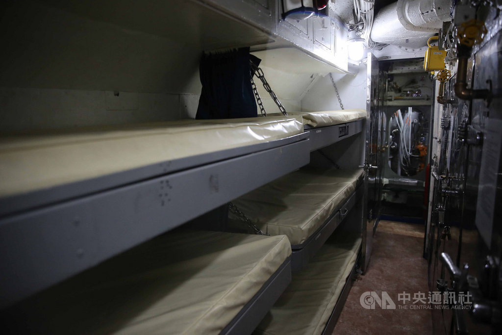 海軍28日將在基隆港區東、西碼頭舉辦營區開放,海獅潛艦將對外開放,艙內空間狹小,僅一通道。中央社記者游凱翔攝 108年9月27日