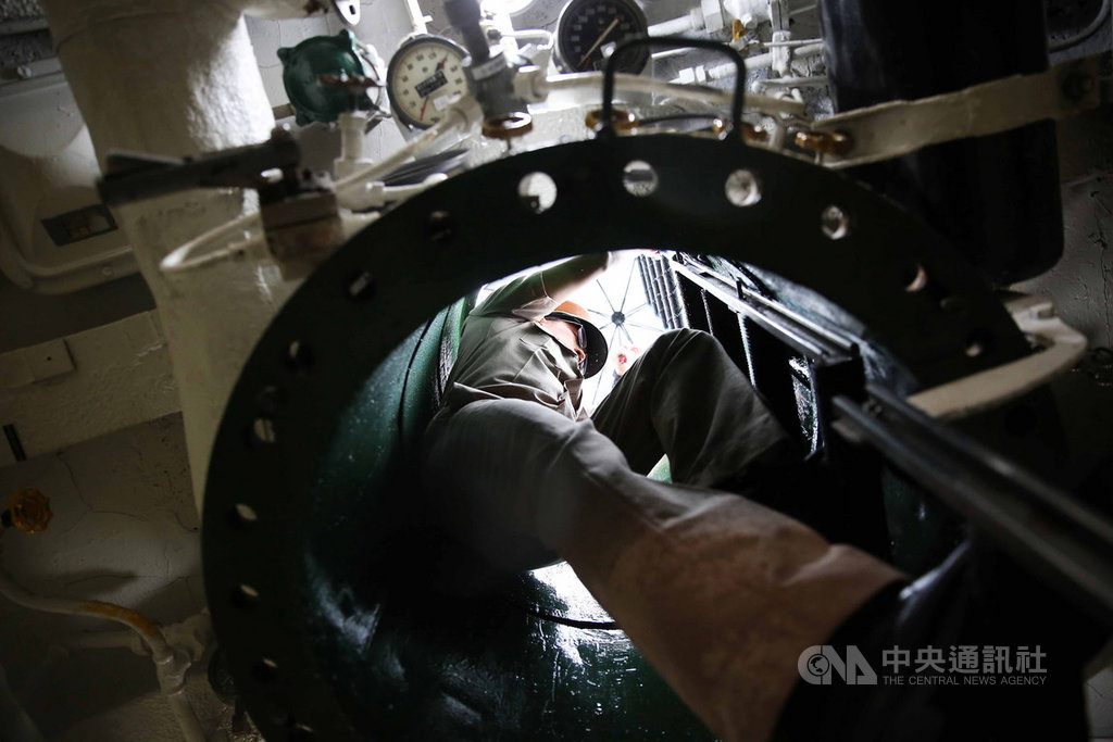 海軍28日將在基隆港區東、西碼頭舉辦營區開放,海獅潛艦將對外開放,進出軍艦僅單一通道,相當狹窄。中央社記者游凱翔攝 108年9月27日