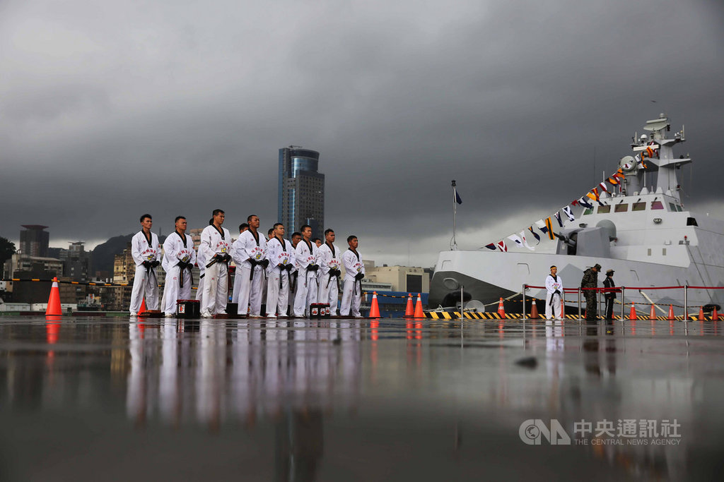 海軍28日將在基隆港區東、西碼頭舉辦營區開放,27日進行預演,圖為莒拳隊與沱江艦。中央社記者游凱翔攝 108年9月27日