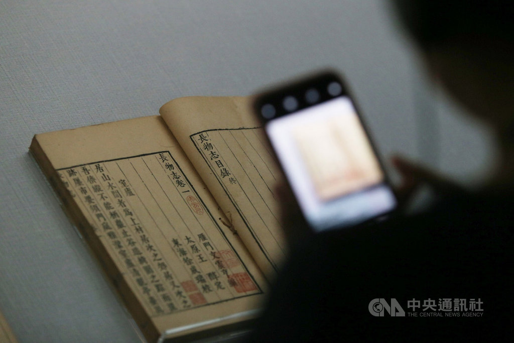 國立故宮博物院28日起將推出「小時代的日常:一個十七世紀的生活提案」特展,27日舉行開幕記者會,與會來賓在展場觀看17世紀江南小資文青的「長物志」。中央社記者徐肇昌攝 108年9月27日