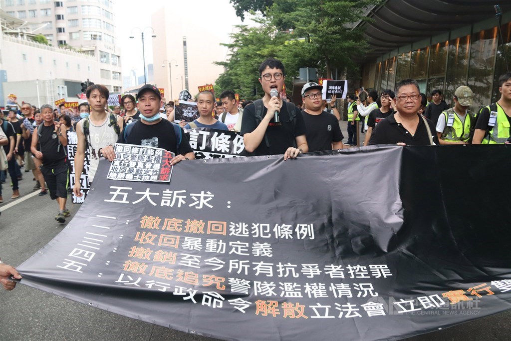香港「反送中」人士7日又發起遊行。港人在尖沙嘴旅遊區文化中心旁集合,遊行前往附近的高速鐵路西九龍站。中央社記者張謙香港攝 108年7月7日