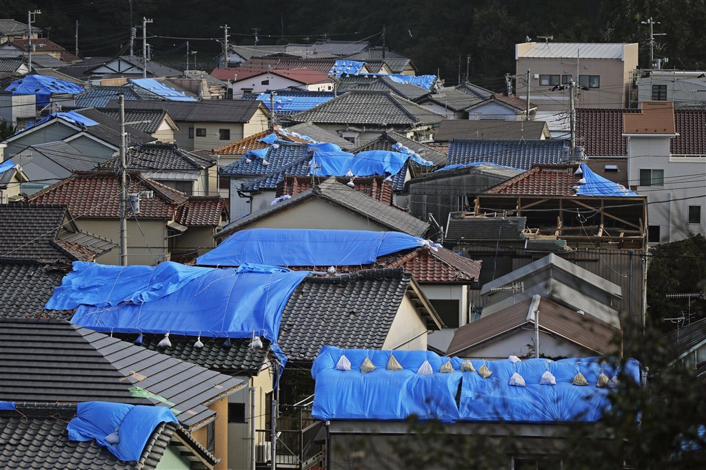 日本千葉縣9日受颱風法西侵襲,電線桿損壞造成大規模停電,引發外界對電纜地下化的關注。圖為千葉縣鋸南町民宅屋頂因颱風受損鋪上防水布。(共同社提供)