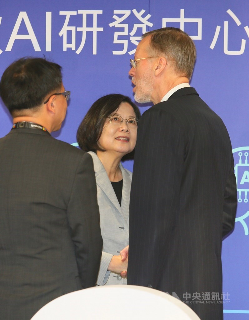 總統蔡英文(中)27日出席台灣微軟點亮30、微軟AI研發中心擴建落成典禮,向美國在台協會(AIT)處長酈英傑(Brent Christensen)(右)握手致意。中央社記者謝佳璋攝 108年9月27日