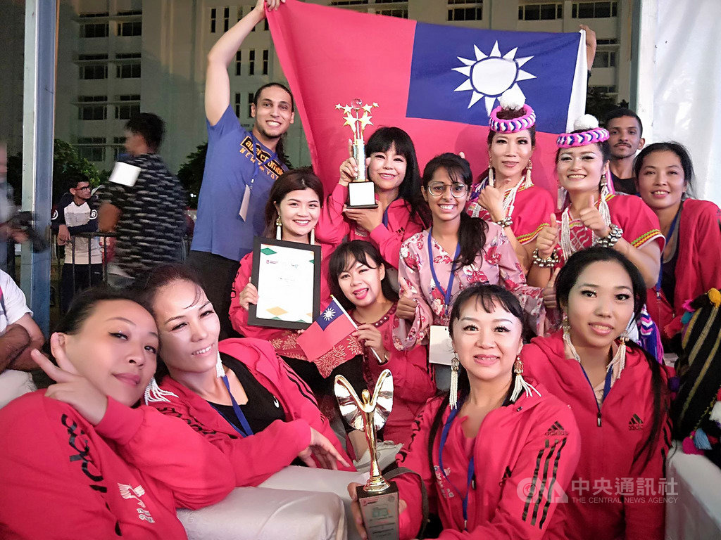 來自屏東的TW-EGY中東傳統民俗舞蹈團在印度昌迪加爾大學民俗舞蹈比賽中,以融合台灣與中東風情的創新民俗舞蹈,從25國隊伍中脫穎而出,27日贏得季軍。(TW-EGY中東傳統民俗舞蹈團提供)中央社記者康世人新德里傳真 108年9月28日