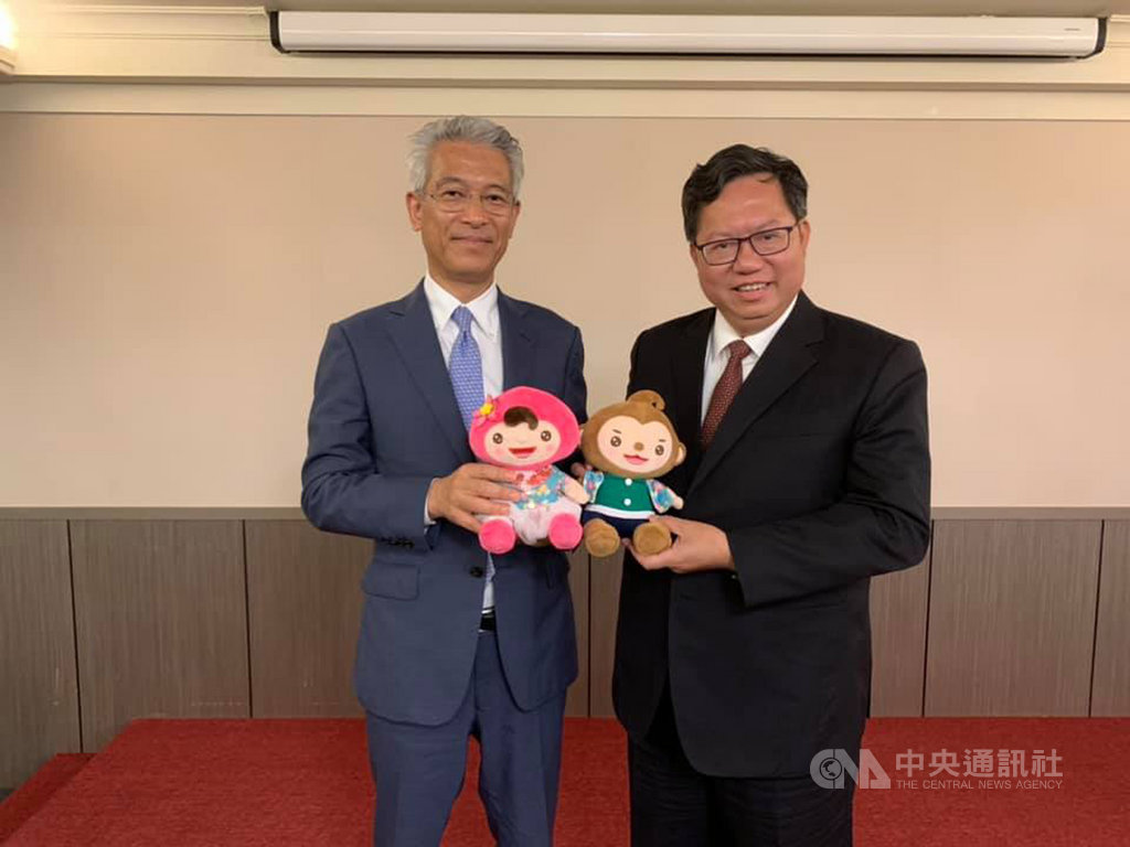 Lamigo桃猿宣布轉賣給日本樂天企業後,樂天亞洲總部執行長高澤廣志(左)近期也完成與中信兄弟、富邦悍將、統一獅及味全龍等4球團的會面行程,並拜訪桃園市長鄭文燦(右)及體育署。(Lamigo桃猿提供)中央社記者楊啟芳傳真 108年9月28日
