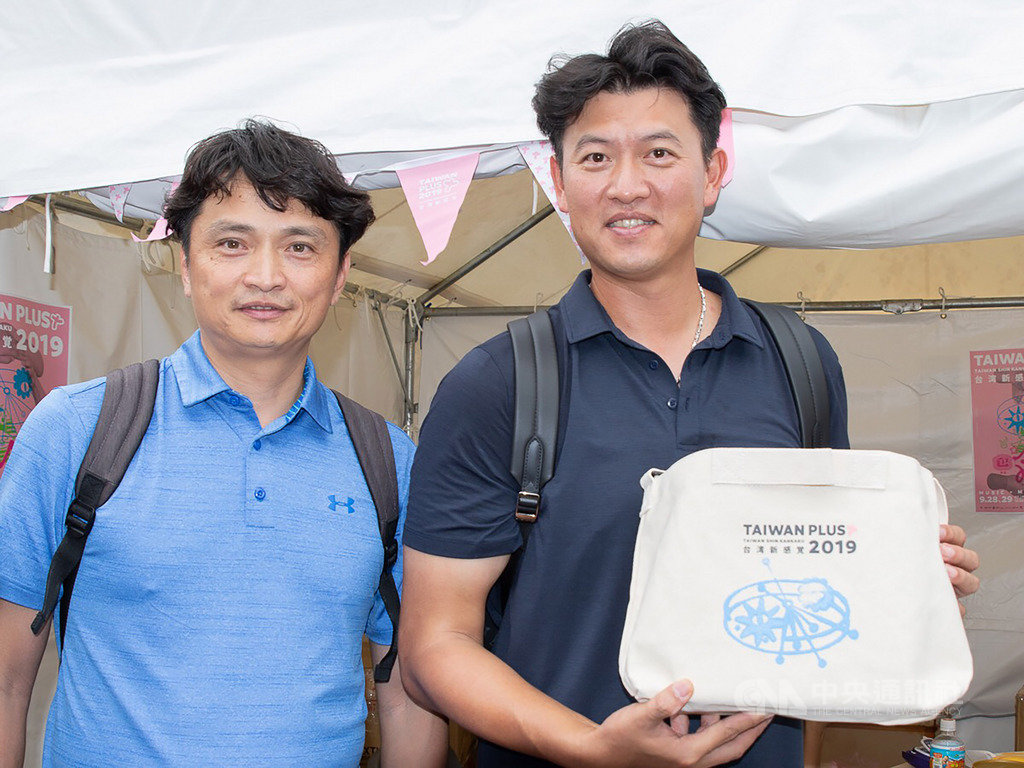 中華文化總會舉辦2019 Taiwan Plus,28日上午在日本東京上野恩賜公園開幕,世界12強棒球賽中華隊牛棚教練王建民(右)意外現身,引起現場一陣騷動。左為中華職棒秘書長馮勝賢。中央社記者鄭景雯攝 108年9月28日