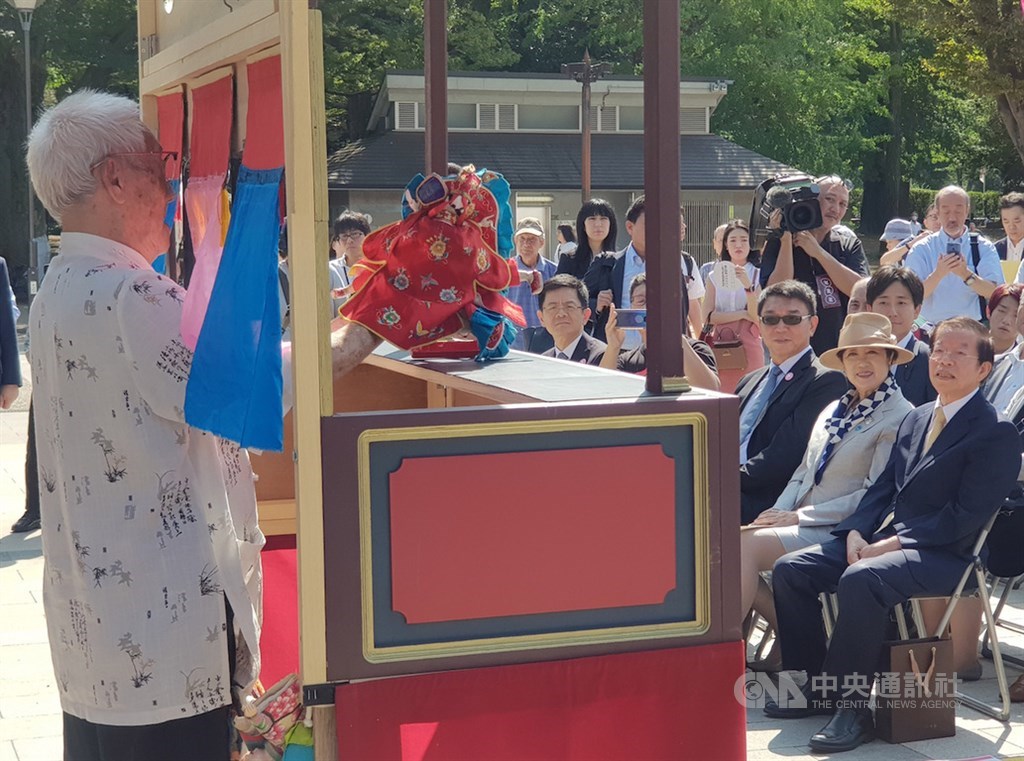 2019 Taiwan Plus 28日在東京上野恩賜公園舉行開幕式,國寶布袋戲大師陳錫煌(左)帶來一段布袋戲演出,東京都知事小池百合子(前排右2)看得目不轉睛。前排右1為台北駐日經濟文化代表處代表謝長廷。中央社記者鄭景雯攝 108年9月28日