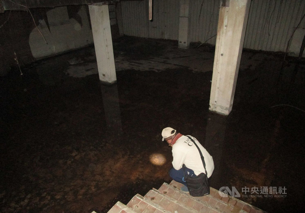 疾管署28日宣布高雄市前鎮區新增1名本土登革熱病例,個案是一名國中生,疑似在鳳山區遭感染。圖為防疫人員在鳳山區進行孳生源查核。(疾管署提供)中央社記者張茗喧傳真 108年9月28日