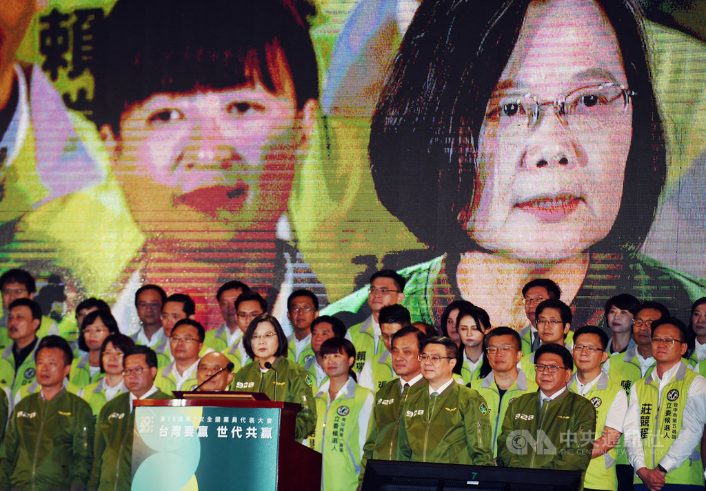 總統蔡英文(前致詞者)28日在民進黨全代會致詞時表示,2020這一戰,「我們的對手不只在國內,更在對岸」,對岸的文攻武嚇和政治介入,只會更多,不會更少。中央社記者施宗暉攝 108年9月28日