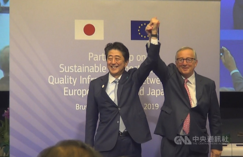 歐盟執委會主席榮科(右)與日本首相安倍晉三(左)27日在布魯塞爾簽署一項歐日基礎設施合作協議。中央社記者唐佩君布魯塞爾攝 108年9月28日
