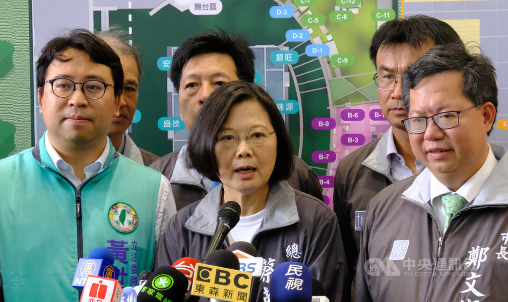 針對「蔡賴配」被視為民進黨最強組合,總統蔡英文(前中)28日受訪表示,「民進黨的團結是沒問題的,跟賴院長的溝通也沒有問題」,會在最適合的時候提出最佳組合。前右為桃園市長鄭文燦。中央社記者邱俊欽桃園攝 108年9月28日