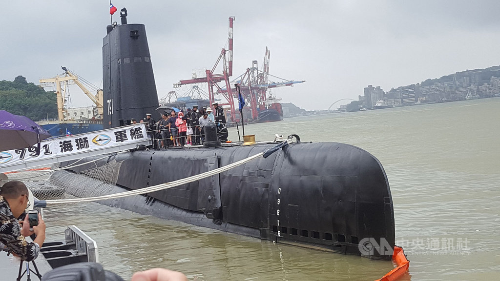 海軍司令部28日在基隆港舉辦營區開放活動,展示各型軍艦等,其中海獅號潛艦(圖)受到民眾喜愛,攜家帶眷排隊等著入內參觀。中央社記者王朝鈺攝 108年9月28日